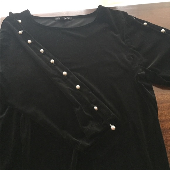 Cable & Gauge black velour top w/pearl details - Picture 5 of 7